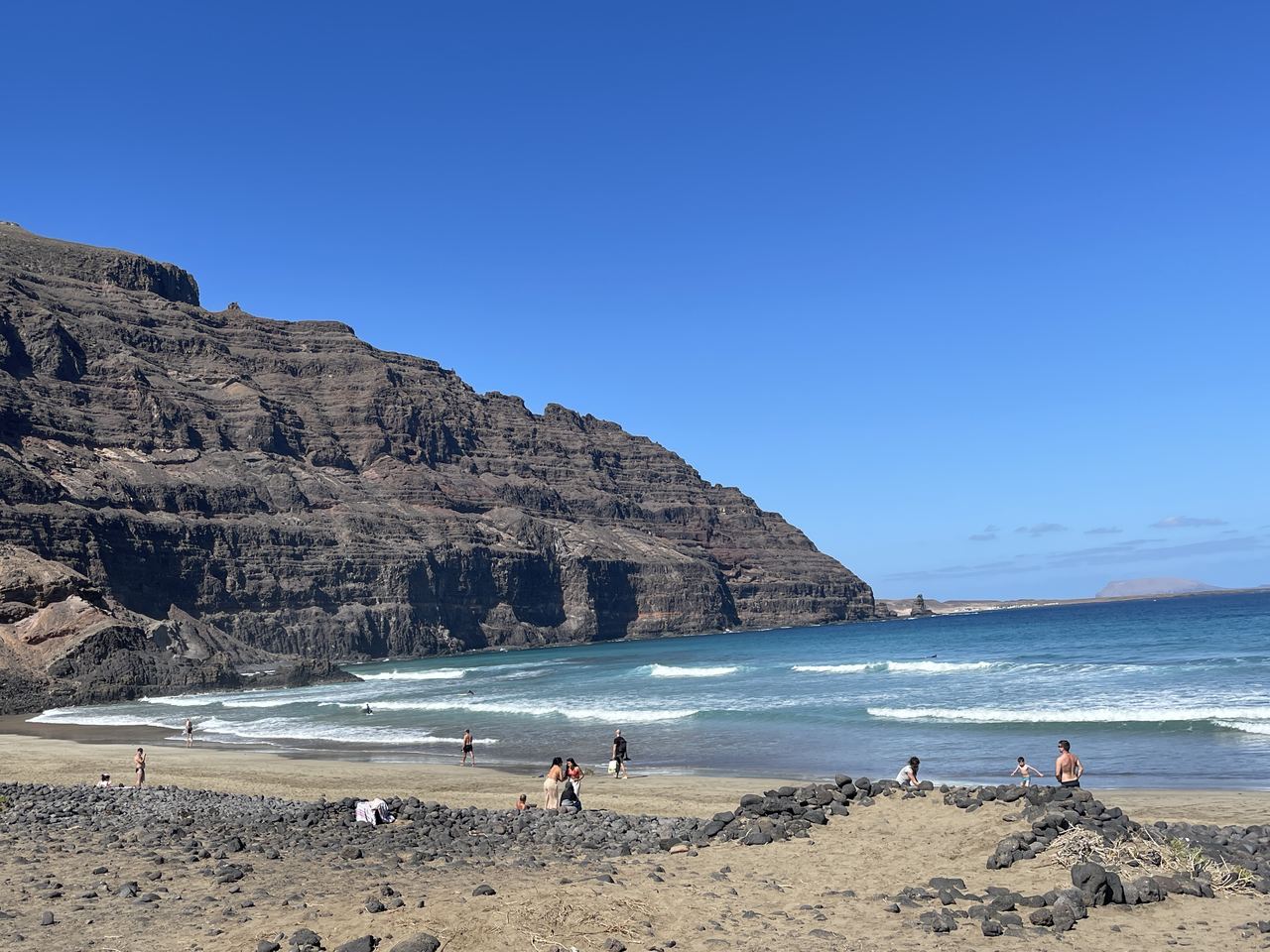 Strand unter hohen Steilklippen im Norden der Insel