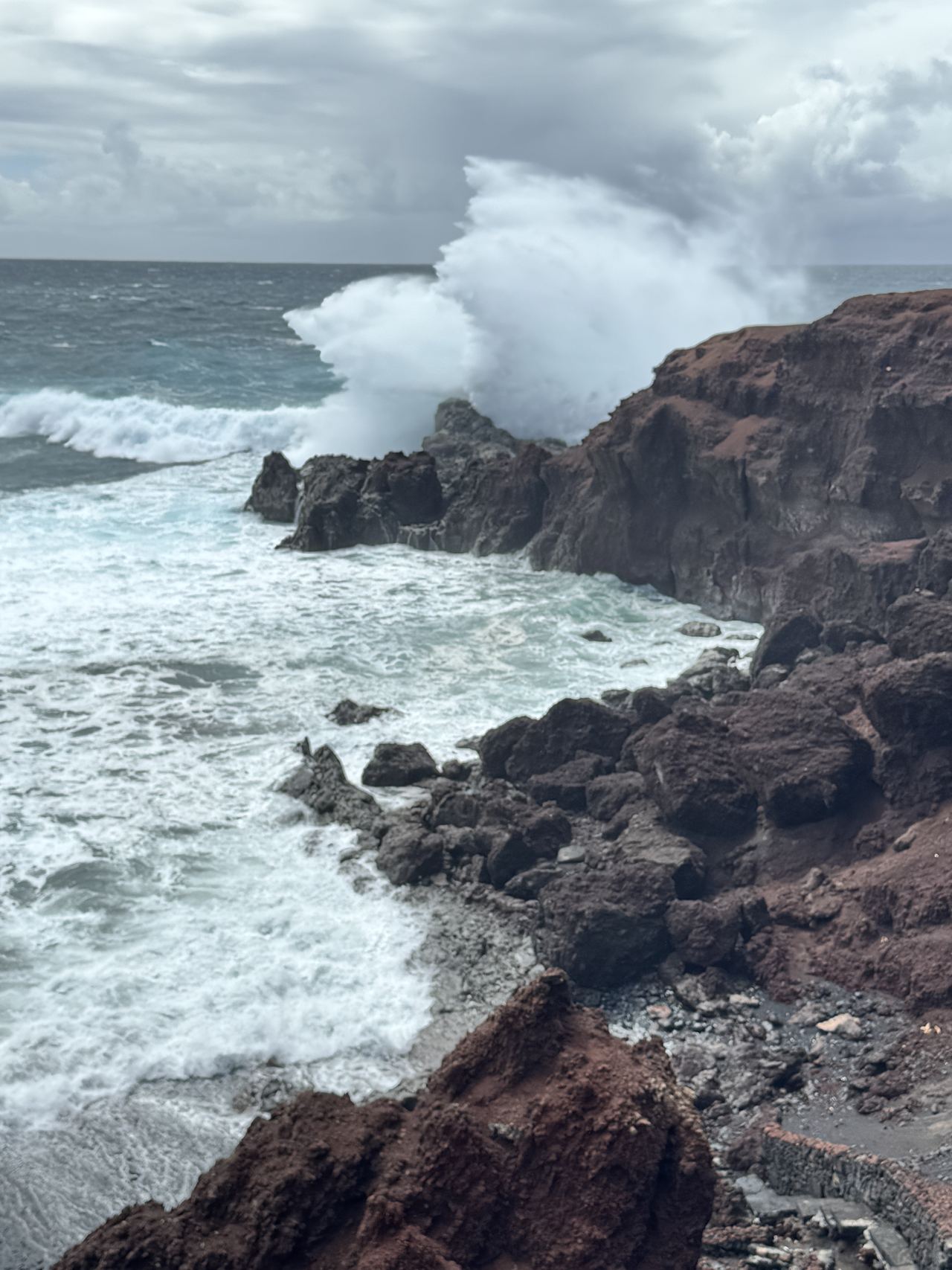 Brandung an roten Lavafelsen bei El Golfo