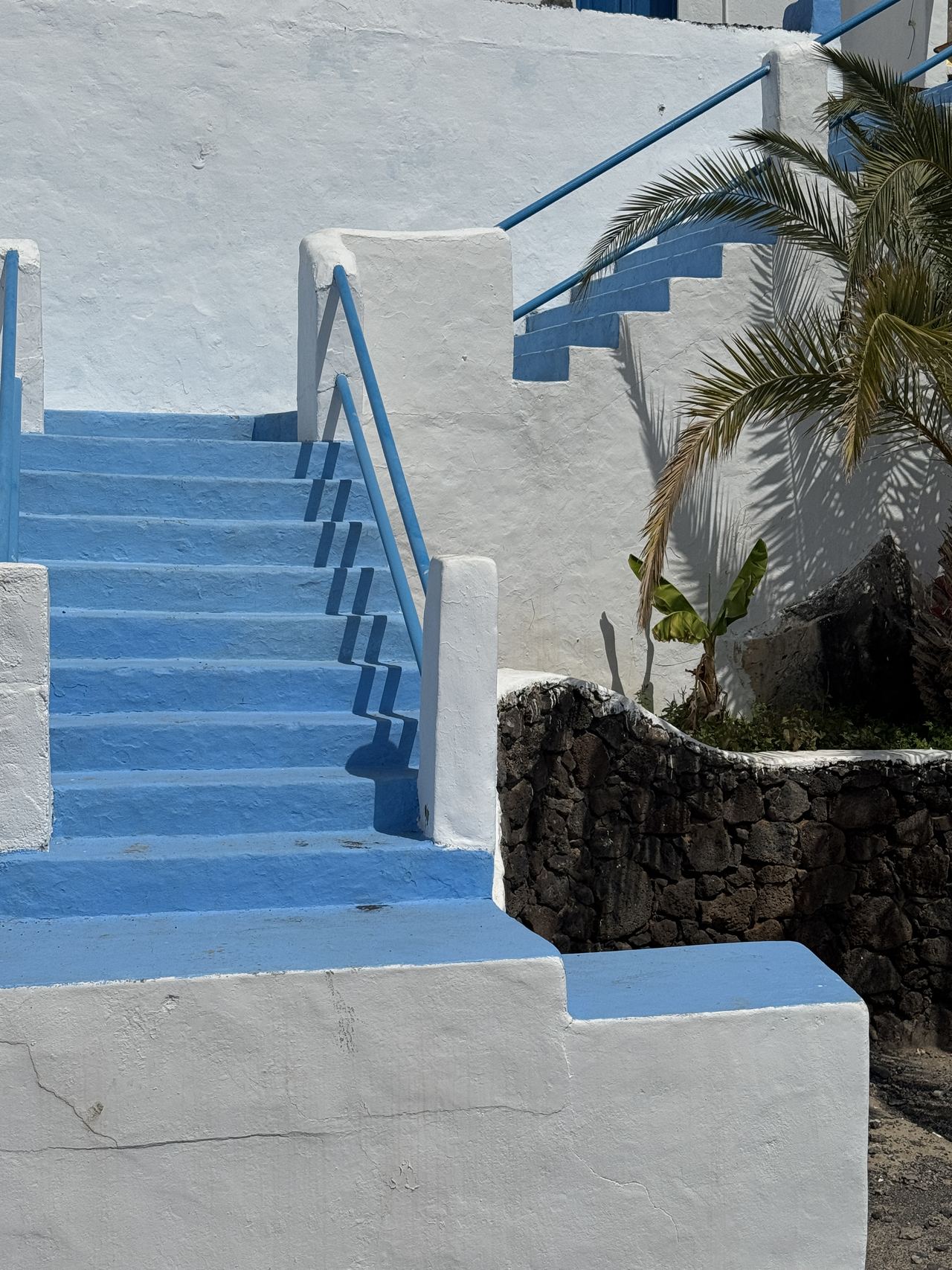 Escalera azul y blanca en una casa del casco antiguo de Puerto del Carmen