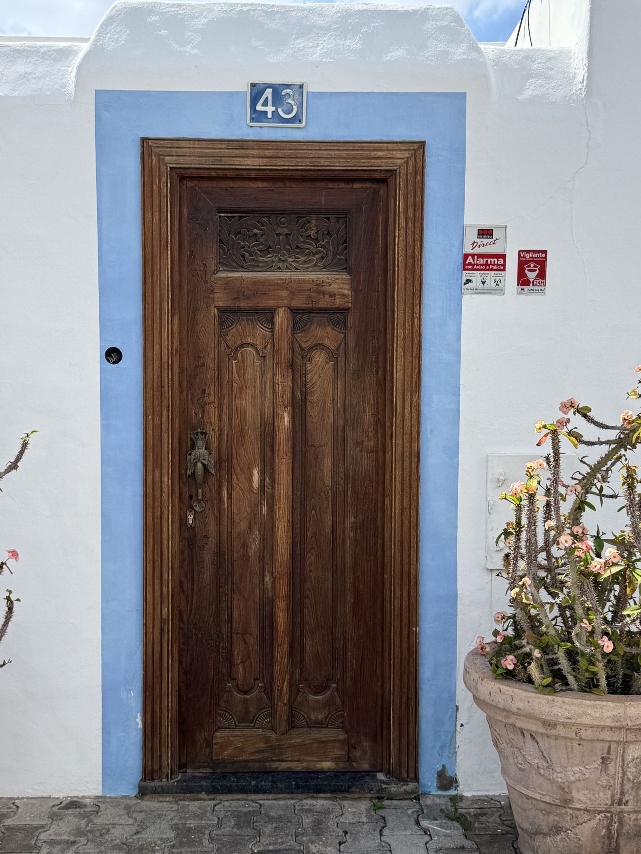Puerta de madera con marco azul en el casco antiguo