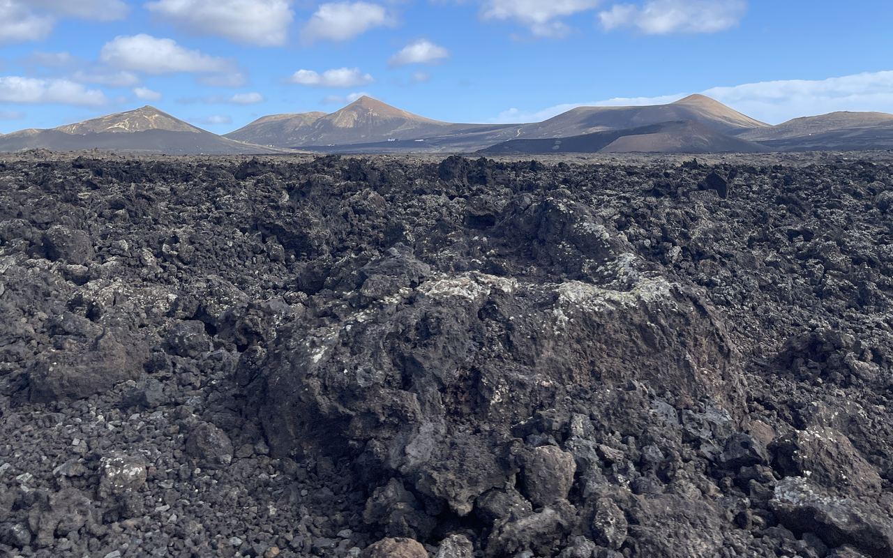 Lavafeld vor der Vulkankette von Timanfaya